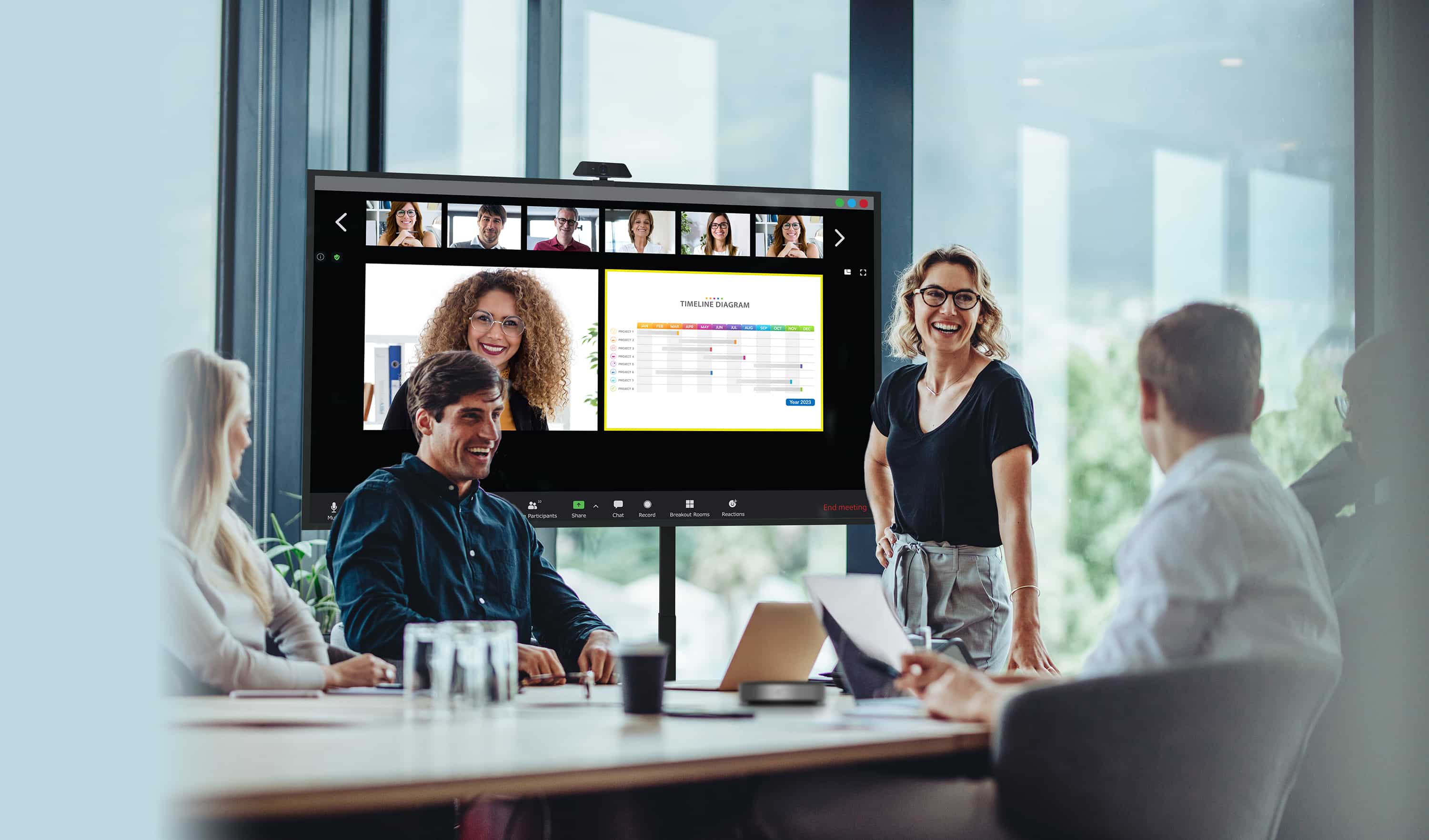 Bazı personelle toplantı yürüten iş adamları fiziksel olarak bir Optoma N Serisi ekrana bakarken, uzaktaki meslektaşları ekranda paylaştıkları içeriğin yanında gösterilir.