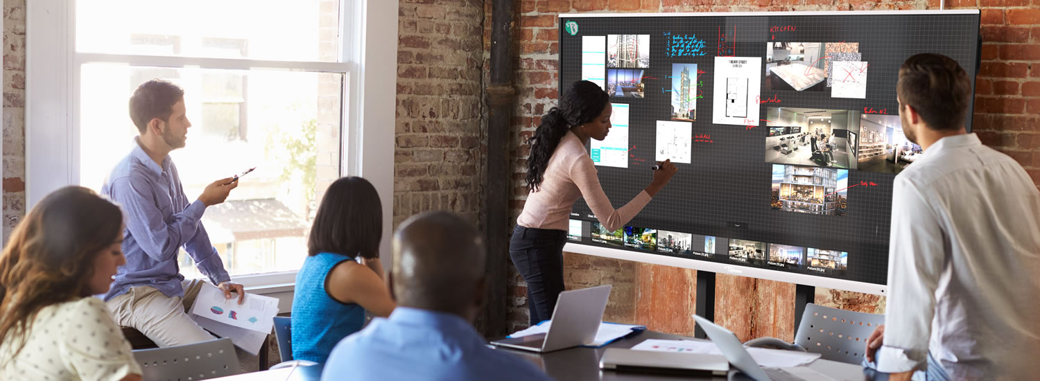 Toplantılarınızı dönüştürün - Reactiv Suite ve Optoma IFPD kullanarak iş arkadaşlarıyla işbirliği yapan kadınlar